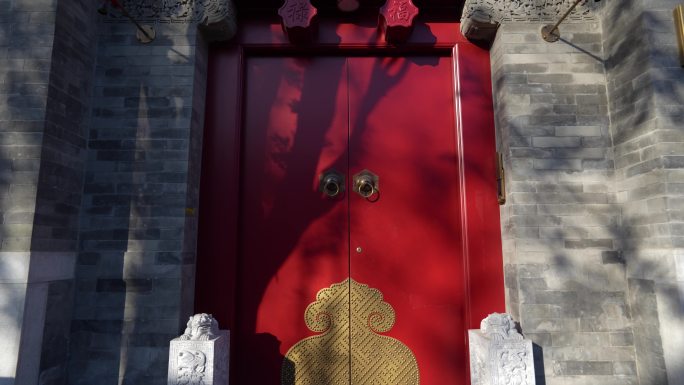 中国传统建筑院落灰墙红门