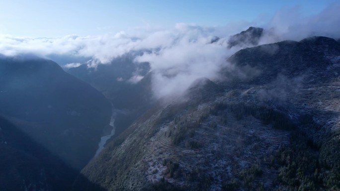 雾气弥漫的山村