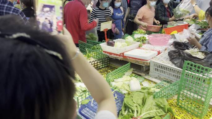 深圳疫情中的菜市场抢购