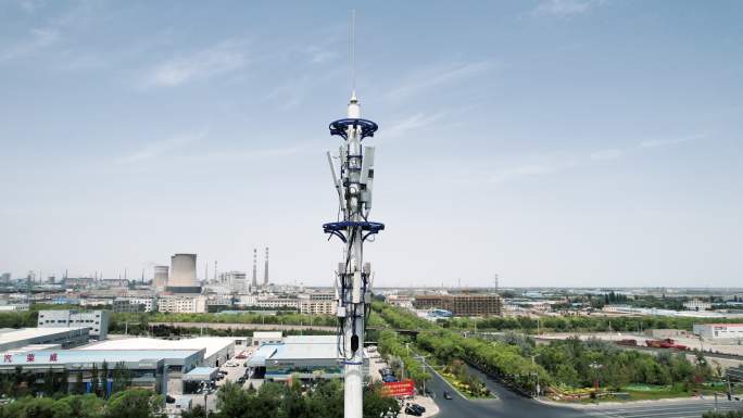 5G蜂窝通信塔无人机视角航拍环绕工业园区