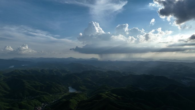 浙江绍兴诸暨夏天赵家云层光束降雨云实拍