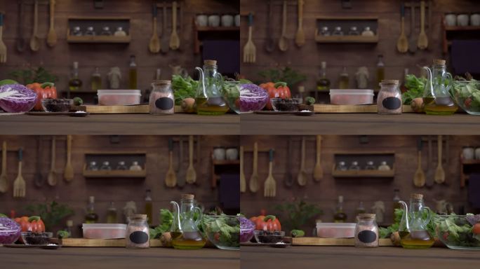 一个乡村厨房的全景，里面有素食沙拉的餐具。前台的表，带有复制空间