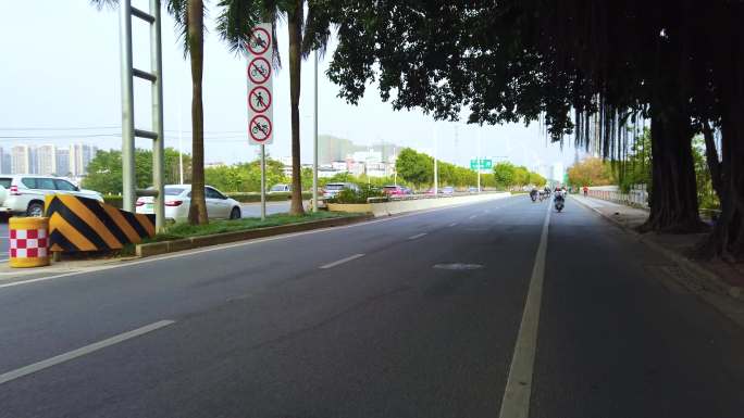 马路上骑电单车穿行街道 骑行第一人称视角