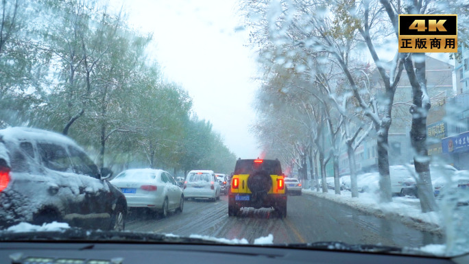 下雪开车路上