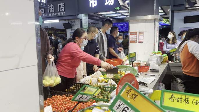 深圳疫情中的菜市场抢购