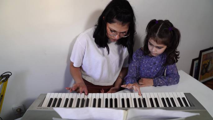 一个玩合成器的小女孩，教孩子们音乐的概念。