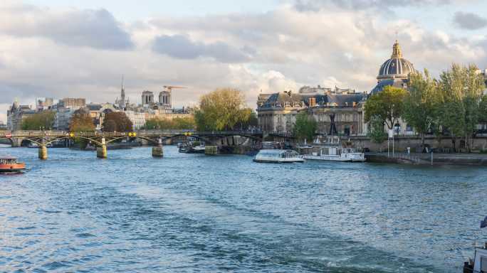 巴黎城市天际线，包括巴黎塞纳河上的艺术桥、圣夏贝尔教堂、巴黎圣母院和法兰西学院-4k延时