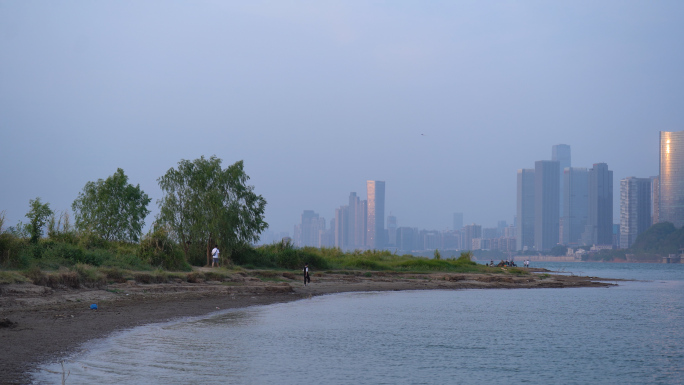 行人河边城市风景