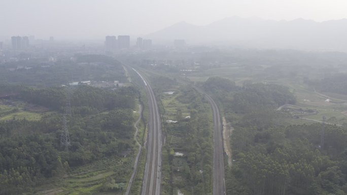 火车通过穿梭农村城市