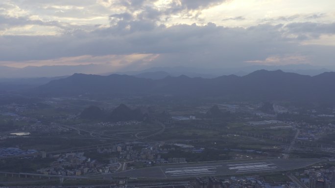 航拍城市上方漂亮的耶稣光雨幕