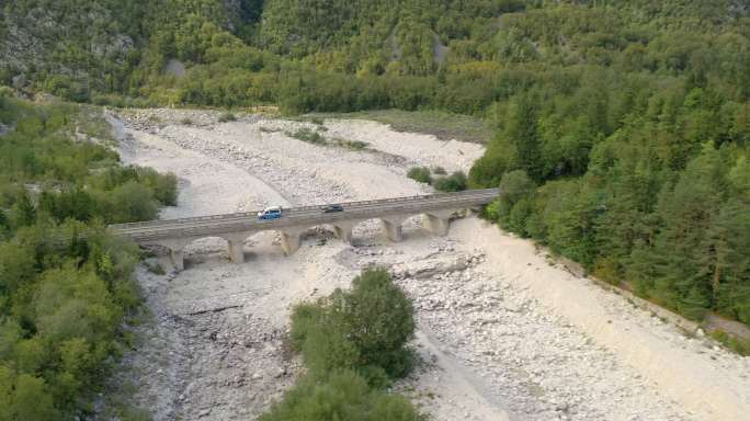 空中汽车驶过干涸河床上的桥梁