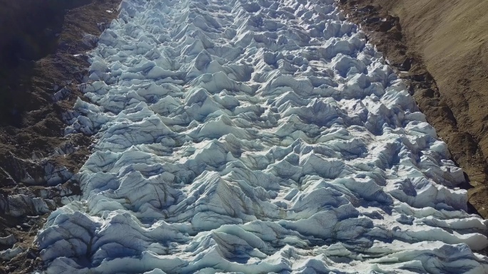 山谷中的冰川