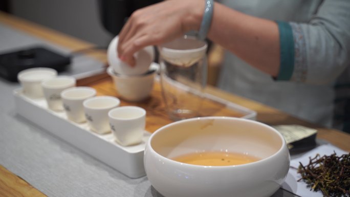 泡茶喝茶倒茶水红茶冲茶