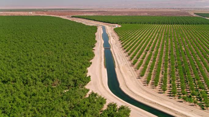 加利福尼亚中央谷地渡槽的后向无人机射击