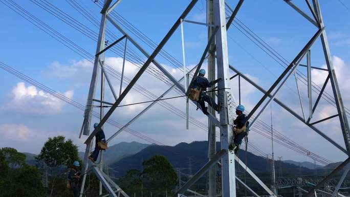 铁塔电塔安装工人吊装电塔施工现场