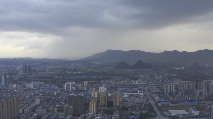 航拍城市上方漂亮的耶稣光雨幕