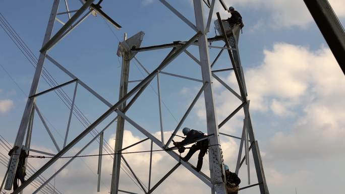 铁塔电塔安装工人吊装电塔施工现场