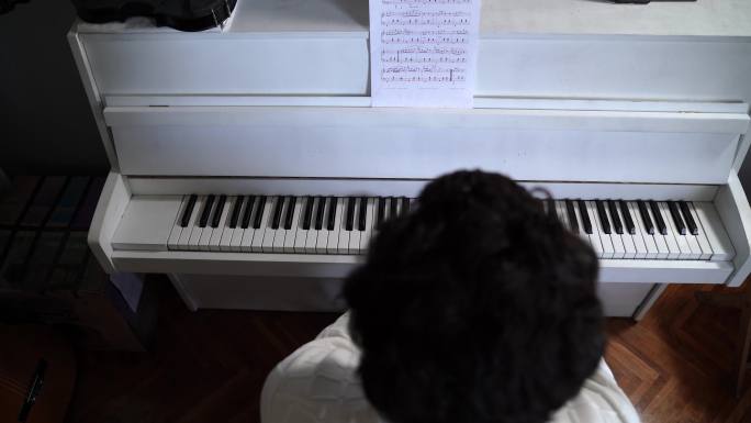 音乐概念。钢琴家弹钢琴。