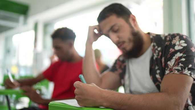 学生在教室里做测试