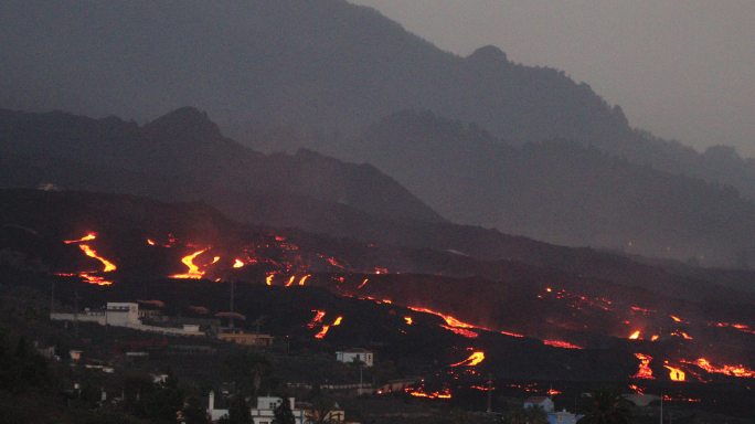 熔岩流摧毁了拉帕尔马塔胡亚的“天堂”。老山顶的火山爆发。2021年10月18日