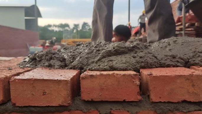 建房泥水师傅砌砖过程搞拌水泥灰沙砌红砖墙