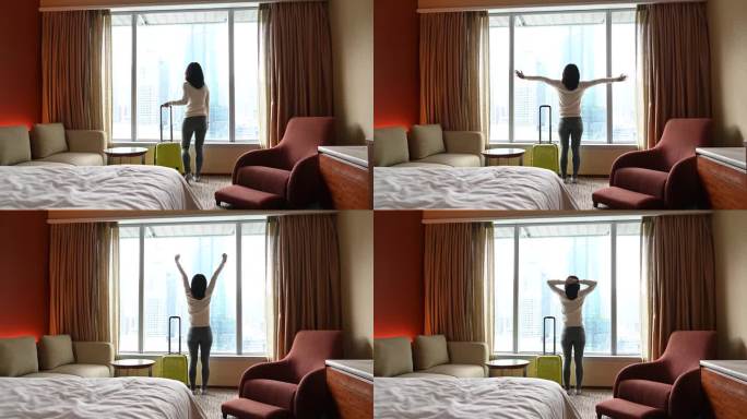 一位亚洲旅游女性的肖像，在办理入住手续后，她举起双手站在靠近窗户的地方，拿着行李在酒店卧室里眺望美丽