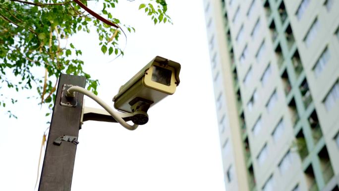 带建筑物的闭路摄像机。