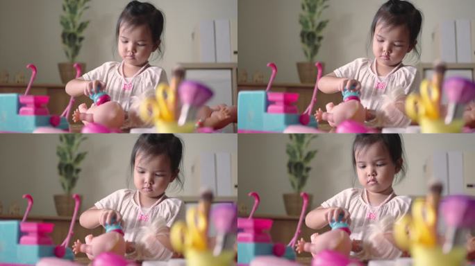 小女孩玩洋娃娃，妹妹正在喂奶
