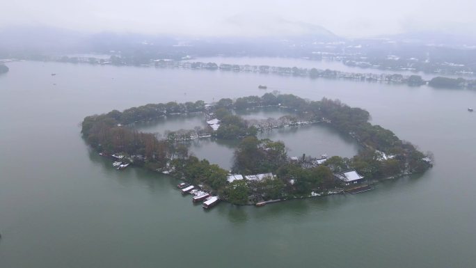航拍环绕雪中杭州西湖-三潭印月