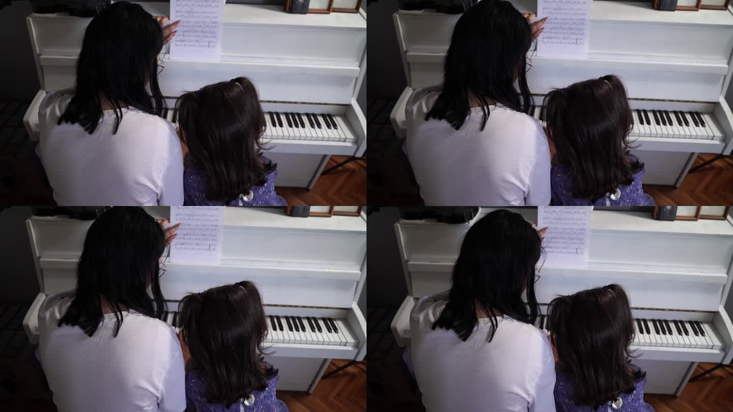 帮助女儿弹钢琴的女人