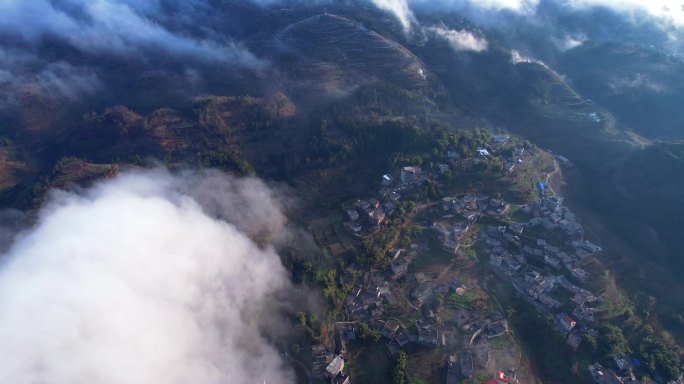 云海之上鸟瞰乡村