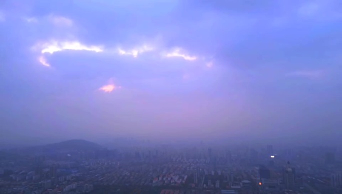 雾霾城市云层大窟窿