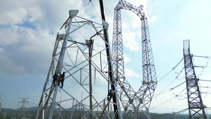 铁塔电塔安装工人吊装电塔施工现场