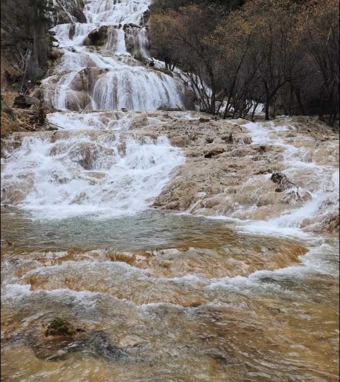 秋天的四川阿坝牟尼沟扎嘎瀑布景区