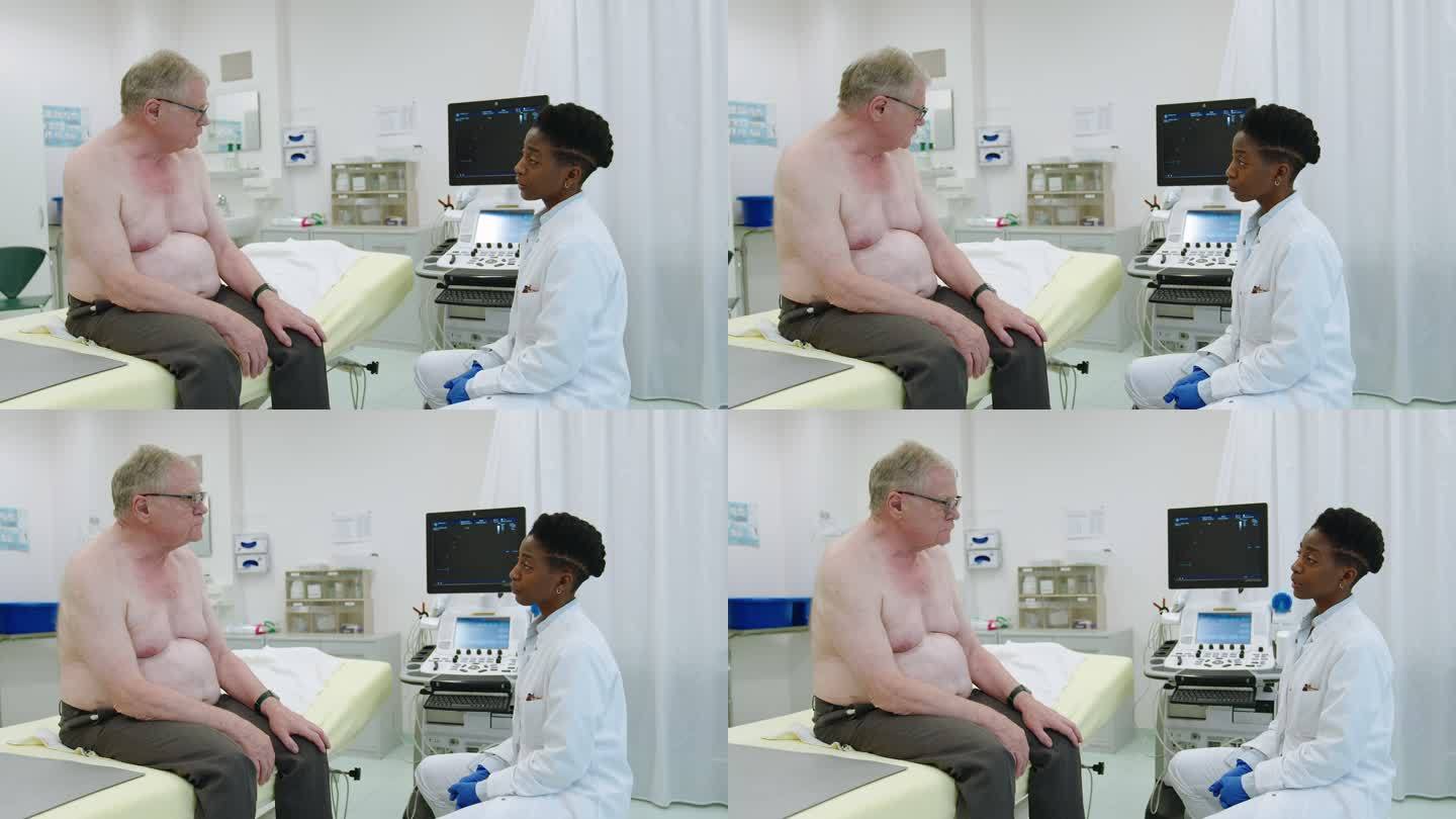 心脏病学专家在心脏病诊所与老年男性患者交谈