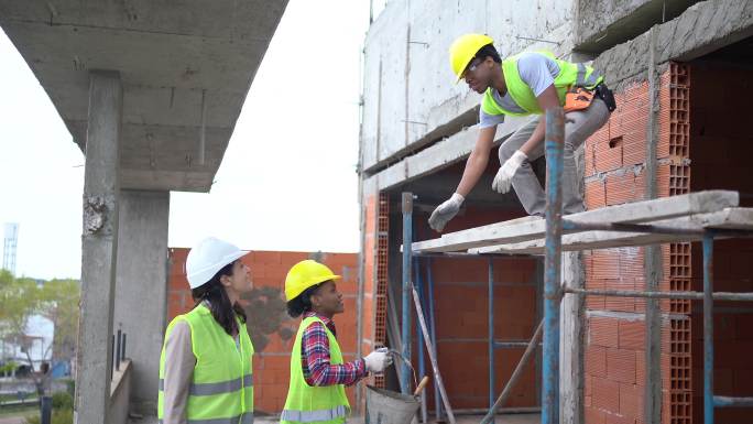 监督建筑工地工作人员的女工程师