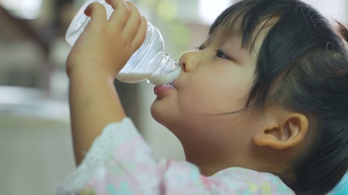 给孩子喝牛奶。健康食品。