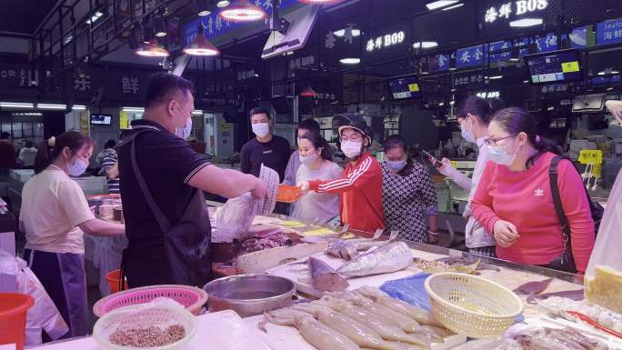 深圳疫情中的菜市场抢购