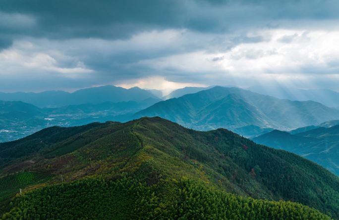 2段浙江湖州王位山上空云隙间的丁达尔光