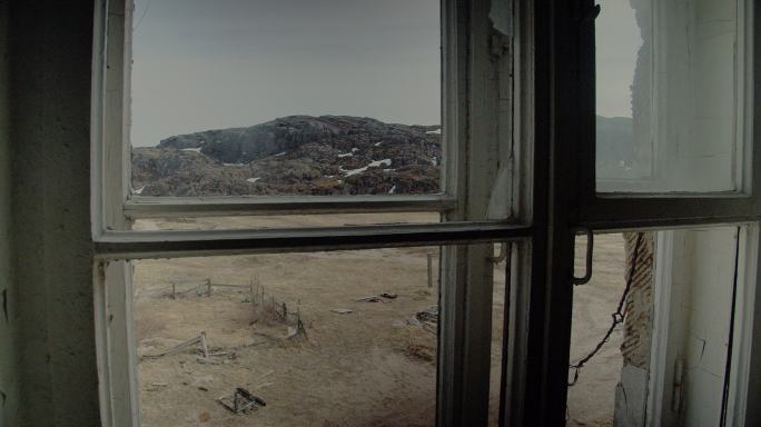 从一座废弃建筑的窗户看去。