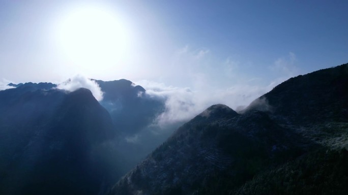 日出时分山峰云海