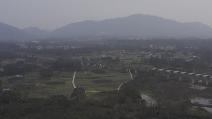 火车通过穿梭农村城市