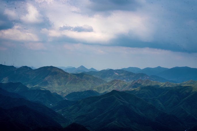 浙江湖州莫干山群山风光延时云丁达尔