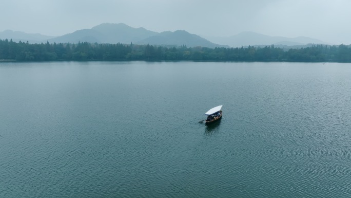 烟雨西湖游船