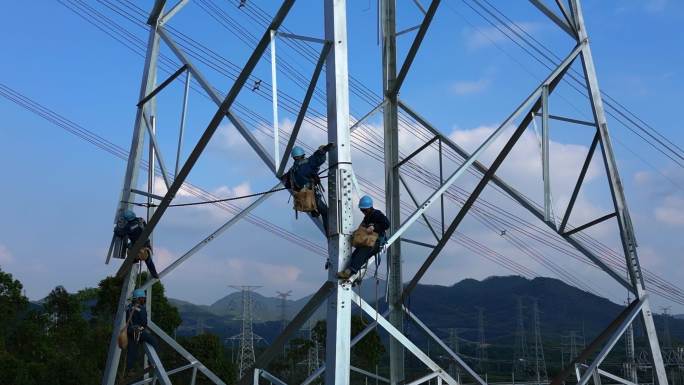 铁塔电塔安装工人吊装电塔施工现场