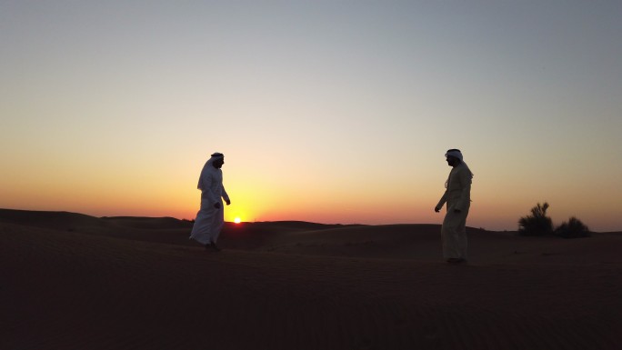 传统问候-沙漠中的阿拉伯人