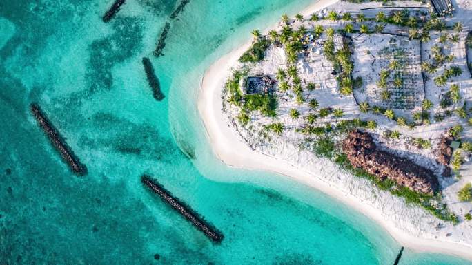 空中无人机拍摄的一个旅游小岛