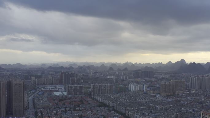 航拍城市上方漂亮的耶稣光雨幕