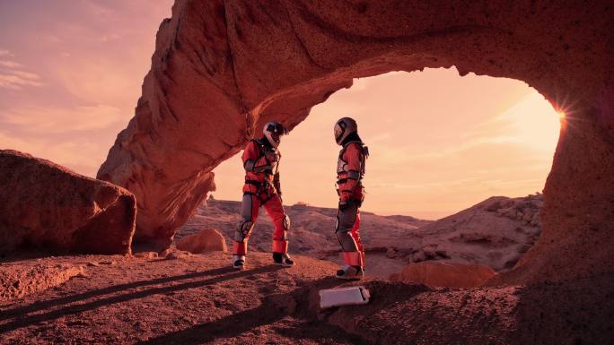 两名宇航员在火星上玩石头纸游戏