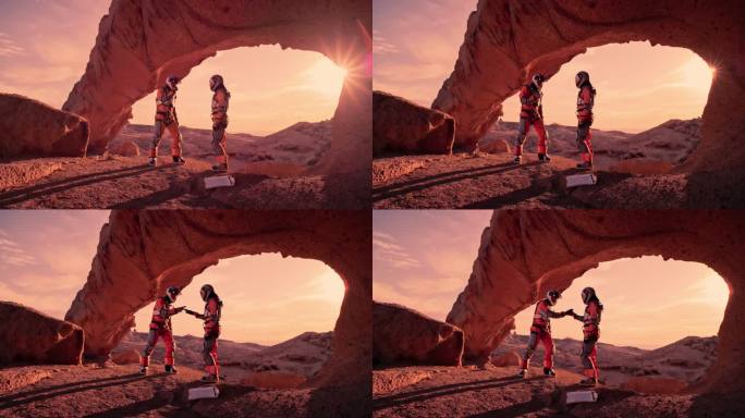 两名宇航员在火星上玩石头纸游戏